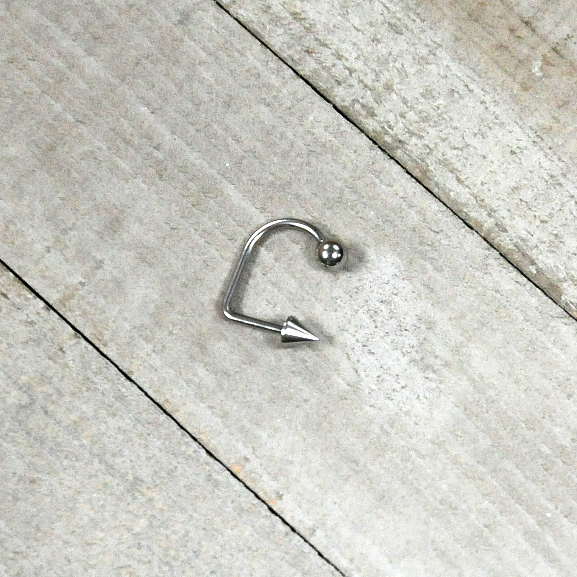 Labret con púa esférica LIPPYLOOP de acero inoxidable 14G
